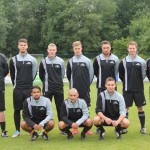 stehend von links: Co-Trainer Roman Stütz, Lukas Weiß, Nico Lehner, Benedikt Herbrich, Bastian Englhardt, Julian Hösl, Trainer Thomas Daschner knieend von links; Marco Hörl, Nikolai Dürbeck, Tobias Tuchbreiter Es fehlen: Michael Weizer, Johannes Winter, Stefan Weiß