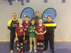 ausgezeichnete Spieler (U13), v. l. Wolfgang Ringer (1. Vorst. JFG Obere Vils), Nico Zietsch, Tim Hunholz (beide FCN), Maxim Kraus (SK Lauf), Christian Lehner (Vertreter Raiba) Aurel Barth (FCN), Thomas Hüttner (2. Vorst. JFG Obere Vils).